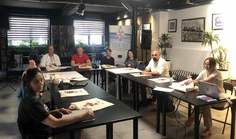 Deset učesnika sedi za stolom