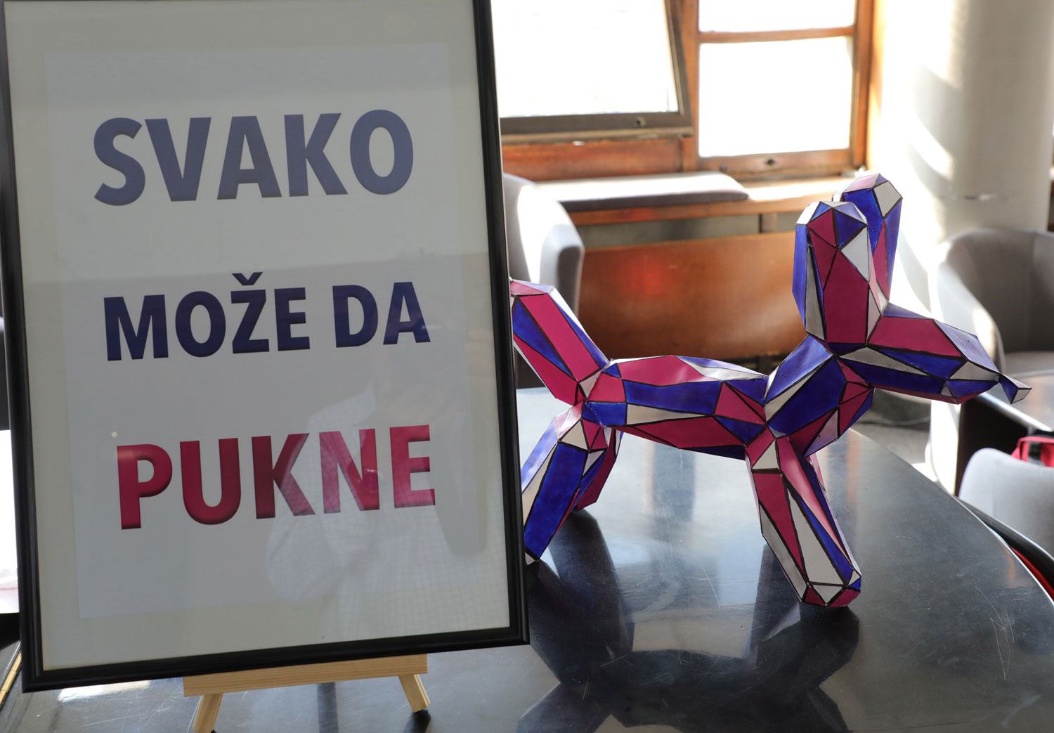 Svako može da pukne Plakat na stolu na kome piše Svako može da pukne